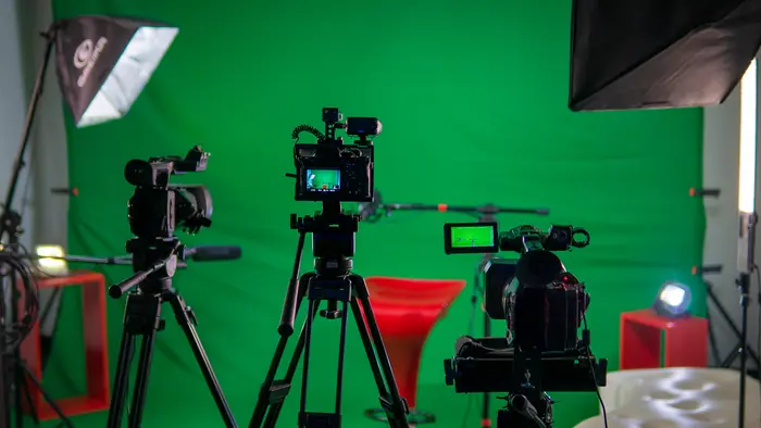 Set de chroma key verde com câmeras em tripé