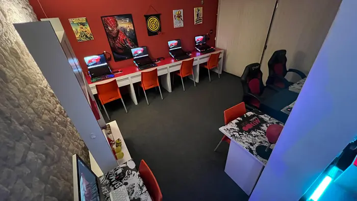 Laboratório com estações de computador para os alunos