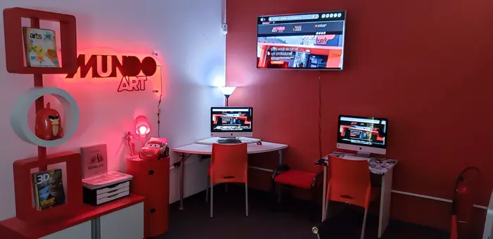 Sala de aula com computadores e o logo da Mundo Art